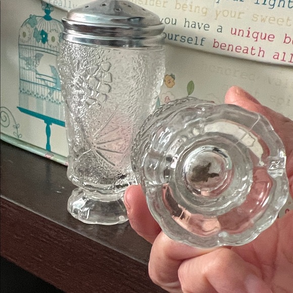 Premium Vintage Tiara Ponderosa Glass Salt and Pepper Shakers - Picture 3 of 6